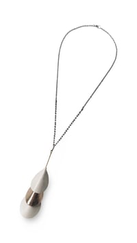 Image 4 of Collana lunga con pendente, artigianale, in pelle e ottone, modello: ARMADILLO LONG