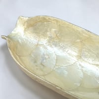 Image 5 of Vide-poche en nacre naturelle forme de feuille vintage 1970 Vide poche en nacre Capiz