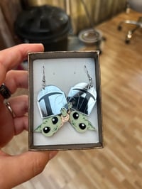 Pendientes Grogu y el casco mandaloriano