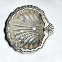 Image 9 of Beurrier coquille Saint-Jacques vintage coquillage métal argenté et verre bleu 1970s 