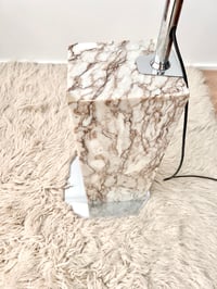 Image 3 of LAMPARA DORADA  ARCO CON BASE DE MÁRMOL, AÑOS 70
