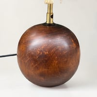 Image 9 of Lampe boule en bois vintage 70 et abat-jour en raphia - lampe moderniste scandinave 