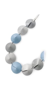 Image 3 of Collana scultura, artigianale, in pelle, modello: TORTOISE long - cielo
