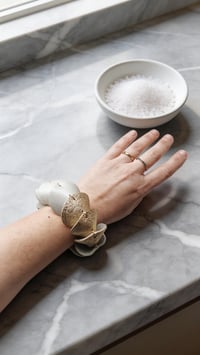 Image 6 of Bracciale scultura, artigianale, in pelle, modello: ARMADILLO - gesso e oro