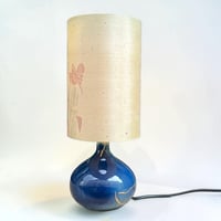 Image 5 of Lampe en céramique kintsugi vintage 1970 et abat-jour en soie peinte motif floral