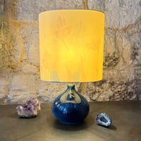 Image 2 of Lampe en céramique kintsugi vintage 1970 et abat-jour en soie peinte motif floral