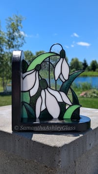Image 1 of Snowdrop Bookend Corner - Right Facing