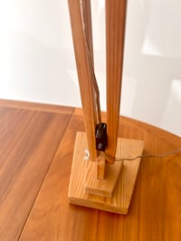 Image 9 of LÁMPARA FLEXO DE MADERA Y MIMBRE, AÑOS 70