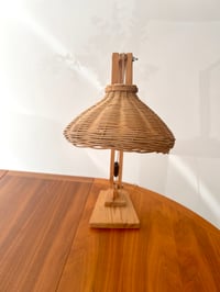Image 5 of LÁMPARA FLEXO DE MADERA Y MIMBRE, AÑOS 70