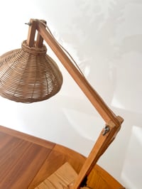 Image 8 of LÁMPARA FLEXO DE MADERA Y MIMBRE, AÑOS 70