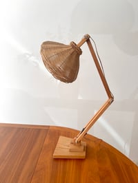 Image 7 of LÁMPARA FLEXO DE MADERA Y MIMBRE, AÑOS 70