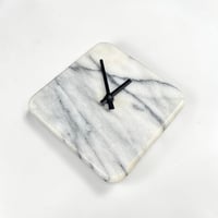 Image 3 of Horloge murale en marbre blanc minimaliste années 80 - 90 pendule murale design carré bauhaus