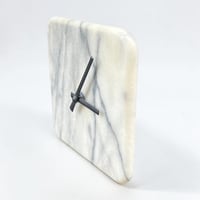 Image 4 of Horloge murale en marbre blanc minimaliste années 80 - 90 pendule murale design carré bauhaus