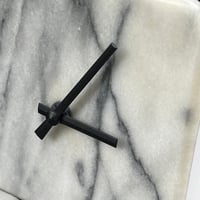 Image 8 of Horloge murale en marbre blanc minimaliste années 80 - 90 pendule murale design carré bauhaus