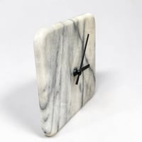 Image 5 of Horloge murale en marbre blanc minimaliste années 80 - 90 pendule murale design carré bauhaus