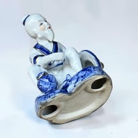 Image 8 of Figurine de pêcheur chinois en porcelaine blanche et bleu cobalt porte encens en  porcelaine