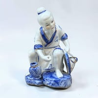 Image 2 of Figurine de pêcheur chinois en porcelaine blanche et bleu cobalt porte encens en  porcelaine