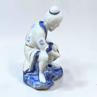 Image 4 of Figurine de pêcheur chinois en porcelaine blanche et bleu cobalt porte encens en  porcelaine