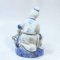 Image 5 of Figurine de pêcheur chinois en porcelaine blanche et bleu cobalt porte encens en  porcelaine