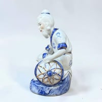 Image 6 of Figurine de pêcheur chinois en porcelaine blanche et bleu cobalt porte encens en  porcelaine