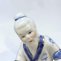 Image 7 of Figurine de pêcheur chinois en porcelaine blanche et bleu cobalt porte encens en  porcelaine