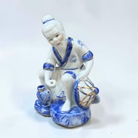 Image 3 of Figurine de pêcheur chinois en porcelaine blanche et bleu cobalt porte encens en  porcelaine