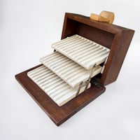 Image 2 of Distributeur de cigarettes en bois vintage années 1930 Boîte à cigarettes Art Déco en bois