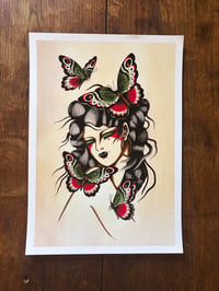 Image 2 of Femme aux papillons