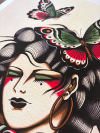 Image 3 of Femme aux papillons
