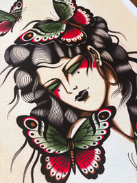 Image 1 of Femme aux papillons