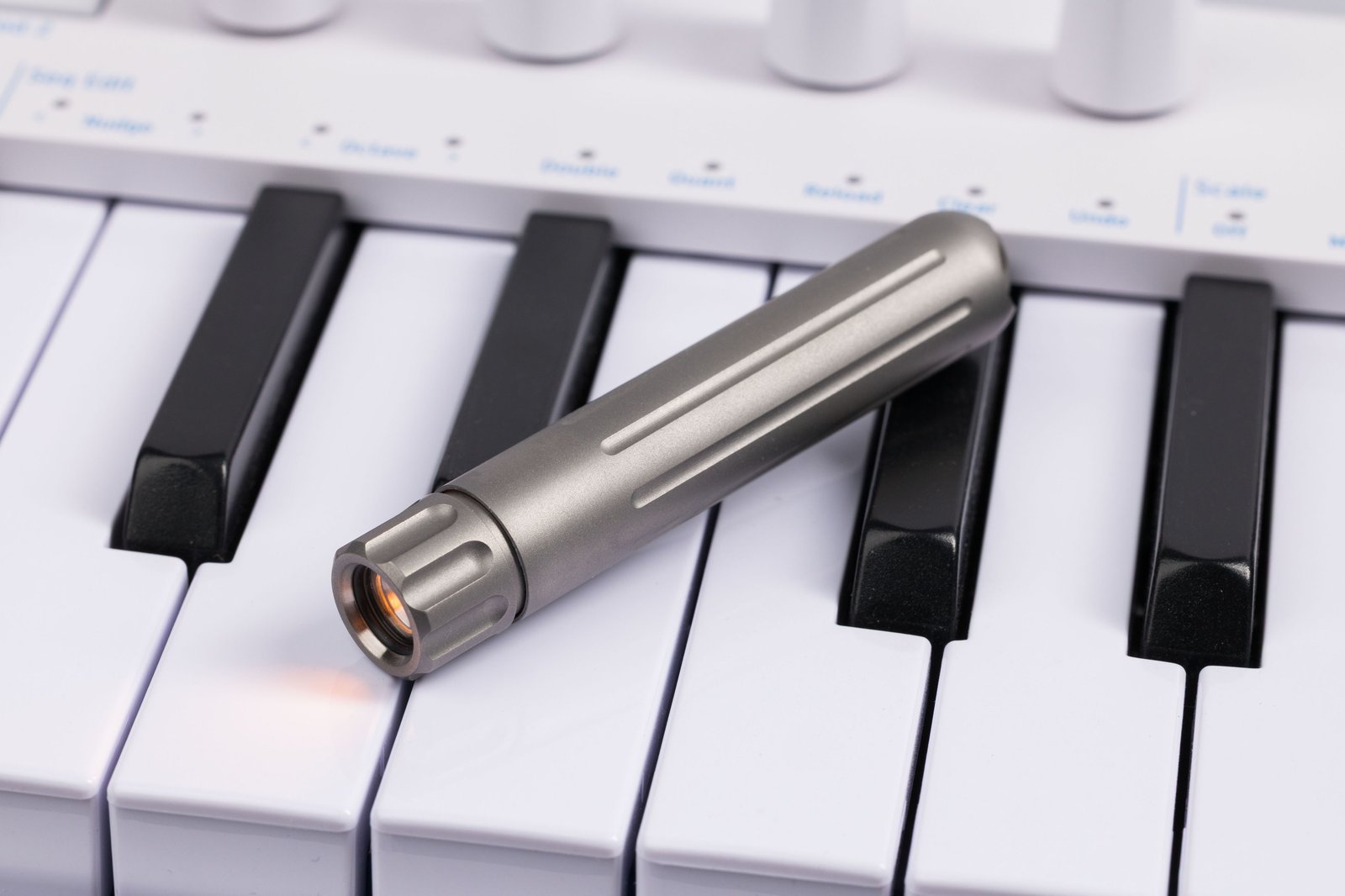 Sapphire 1910K ultra warm white keychain flashlight | Kōsen Fine