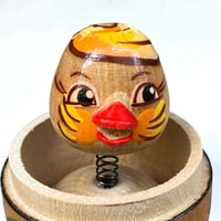 Image 4 of Oeuf de Pâques en bois vintage avec poussin à ressort - art populaire soviétique 1980