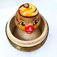 Image 5 of Oeuf de Pâques en bois vintage avec poussin à ressort - art populaire soviétique 1980