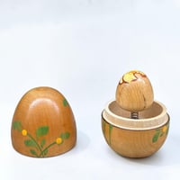 Image 8 of Oeuf de Pâques en bois vintage avec poussin à ressort - art populaire soviétique 1980