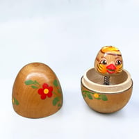 Image 2 of Oeuf de Pâques en bois vintage avec poussin à ressort - art populaire soviétique 1980