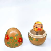 Image 1 of Oeuf de Pâques en bois vintage avec poussin à ressort - art populaire soviétique 1980