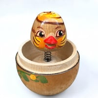 Image 3 of Oeuf de Pâques en bois vintage avec poussin à ressort - art populaire soviétique 1980