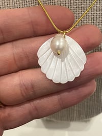 Image 1 of Shell and pearl necklace 