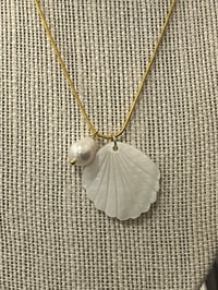 Image 2 of Shell and pearl necklace 