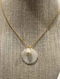 Image 4 of Shell and pearl necklace 