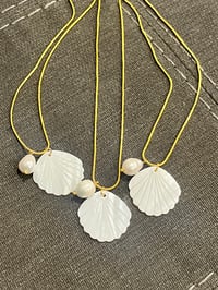 Image 5 of Shell and pearl necklace 