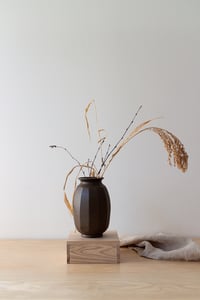 Image 2 of pot / brown