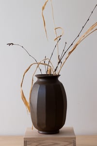 Image 1 of pot / brown