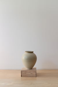 Image 2 of pot 4 / white