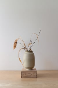 Image 2 of pot 5 / white