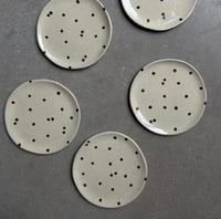 Image 3 of Assiette à dessert Constellation blanche ou noire Ø17