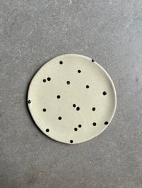 Image 1 of Assiette à dessert Constellation blanche ou noire Ø17