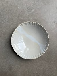 Image 1 of Assiette creuse printemps blanche, noire ou rousse