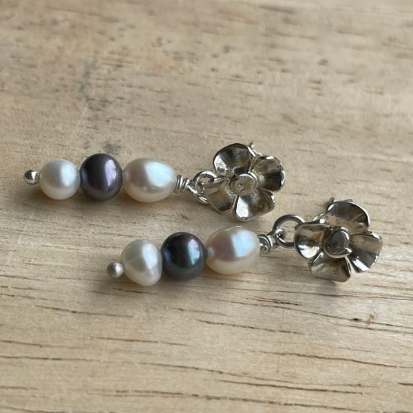 Image of Flower earrings with pearls
