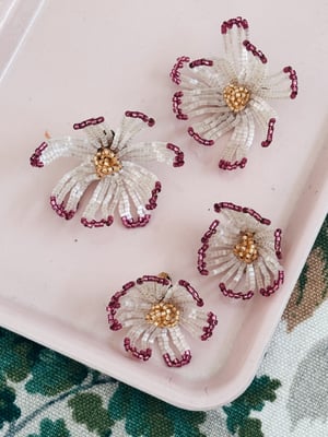 ‘Den lille’ Øreclips _silk satin perleblomst